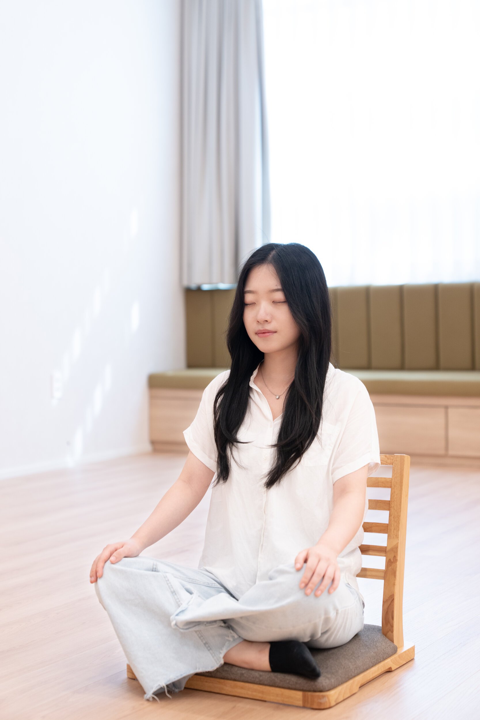 감정 조절과 마음 관리를 위한 명상 프로그램에서 좌식 의자에 앉아 명상하는 모습