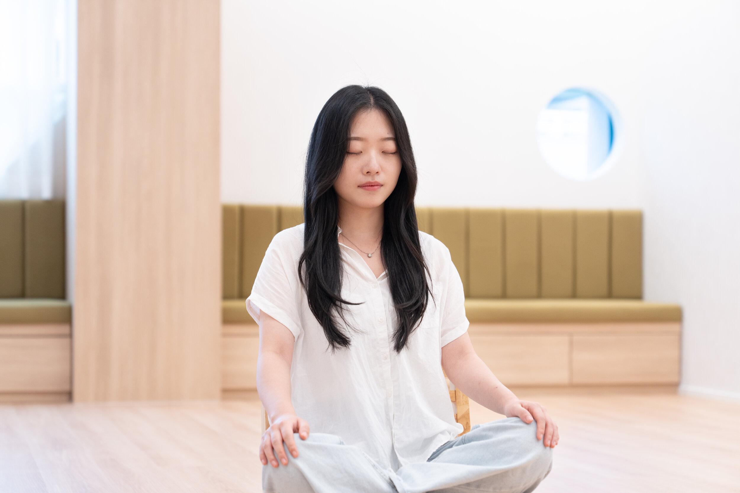 마음수련 광교의 밝은 수련실에서 스트레스와 마음 관리를 위한 명상 프로그램에 참여하는 모습