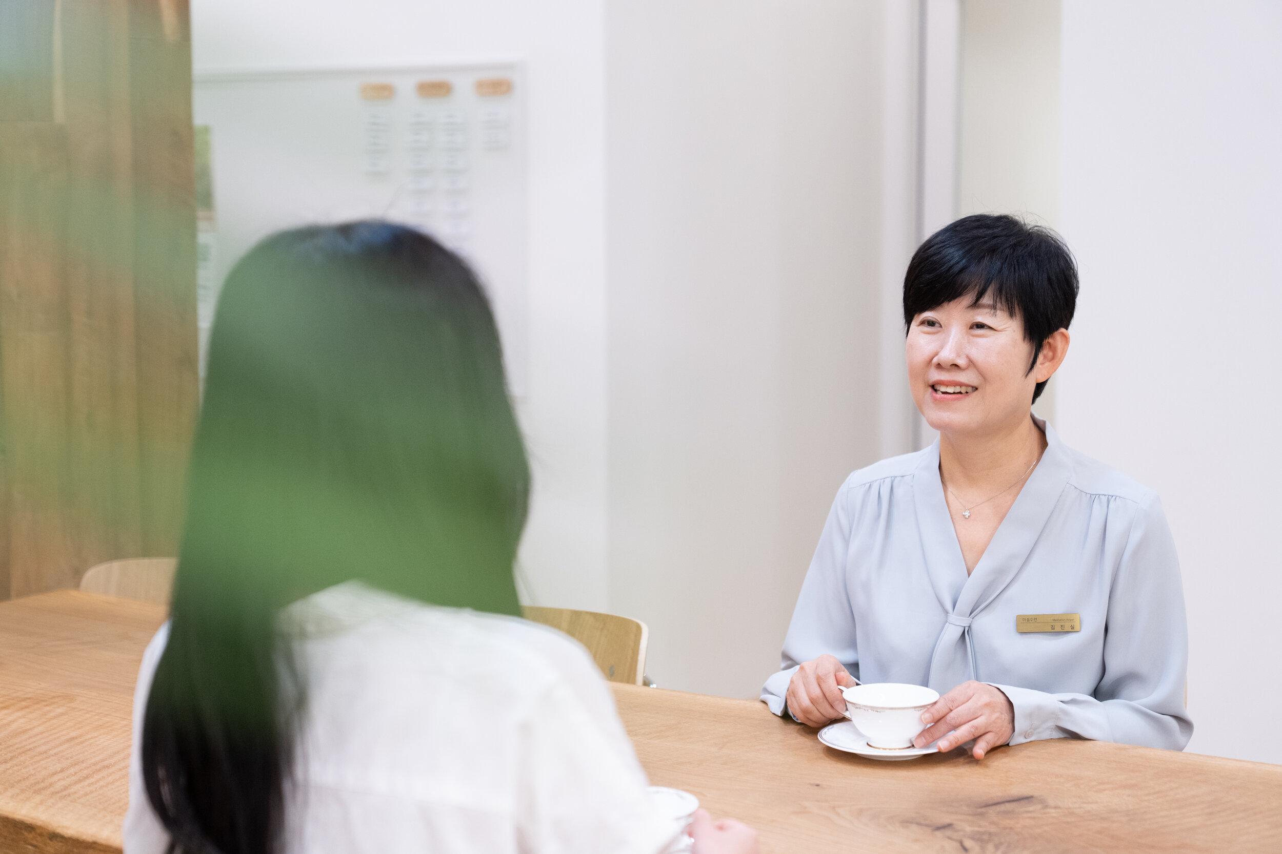 마음수련 광교 원데이클래스에서 강사와 편안하게 이야기를 나누는 장면